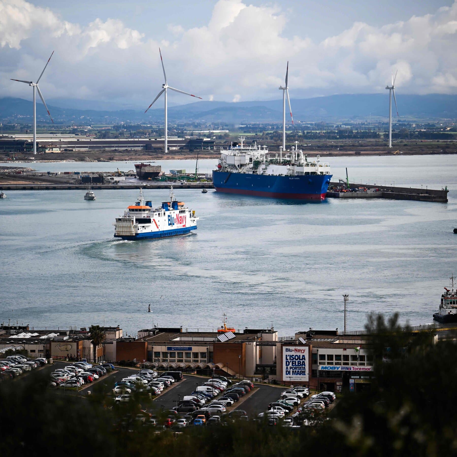 Europe’s Countdown to the Russian Gas Tanker Ban: Energy Dependence and Market Turbulence