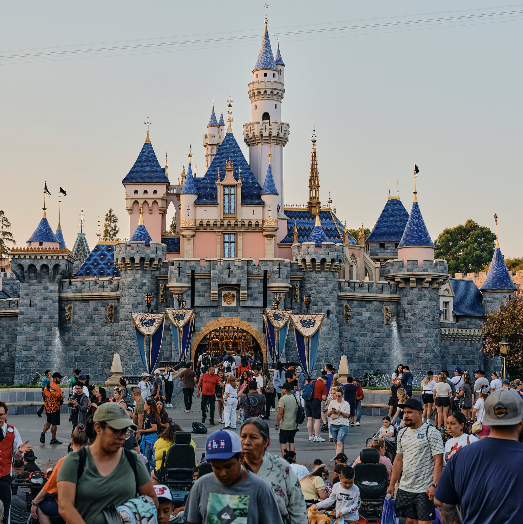 Divergence in the Consumer Confidence Barometer: Disney Rises as Universal Dips