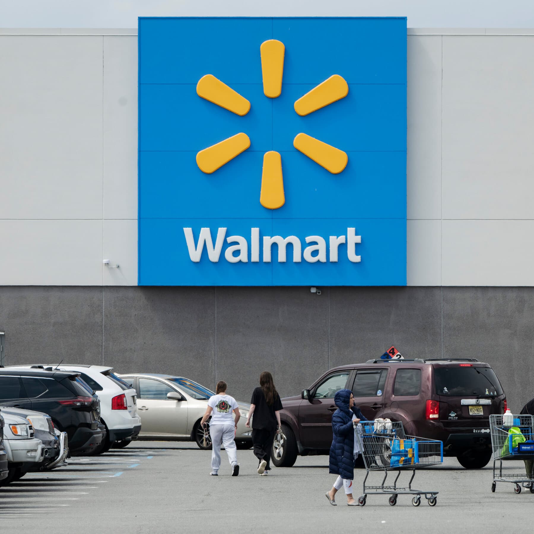 Walmart'ta Satış Büyümesi Freni: Amerikalı Tüketiciler Savunma Hattına Çekiliyor