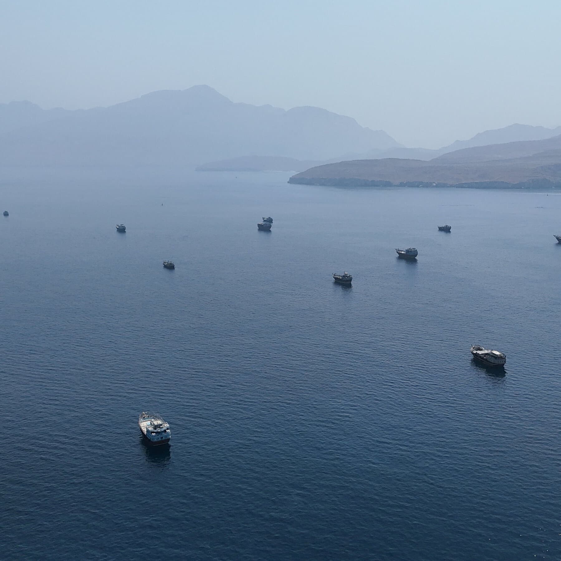 Hormuz Boğazında İki Tanker Saldırıldı: Petrol Fiyatları %2'Yi Aştı